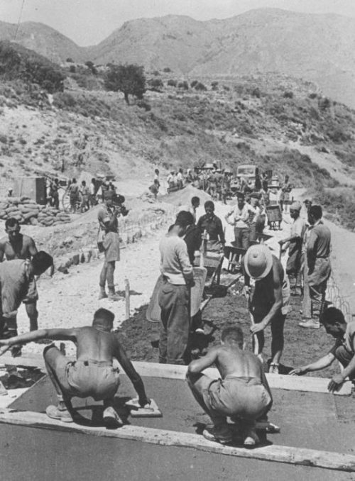 Британские и греческие пленные строят дорогу на Крите. 1941 г.