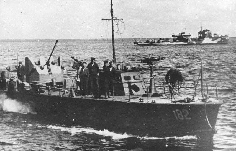 Малый охотник за подлодками СКА-182 в море. 1943 г.