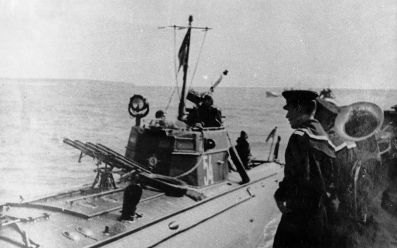 Торжественная встреча торпедного катера Черноморского флота ТКА-54 в порту. 1943 г. 
