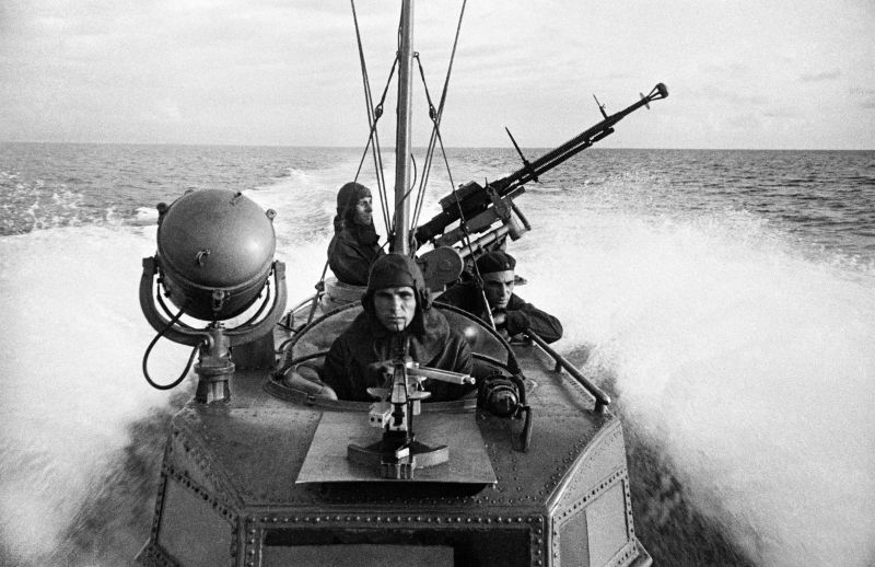 Моряки торпедного катера в боевом походе. 1943 г. 