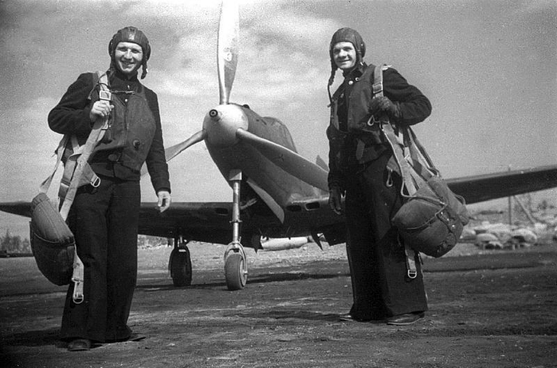 Летчики 2-го Гвардейского истребительного авиаполка ВВС Северного флота. 1943 г. 