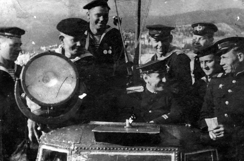 Герой Советского Союза, командир звена торпедных катеров, старший лейтенант Александр Кананадзе с экипажем. 1943 г. 