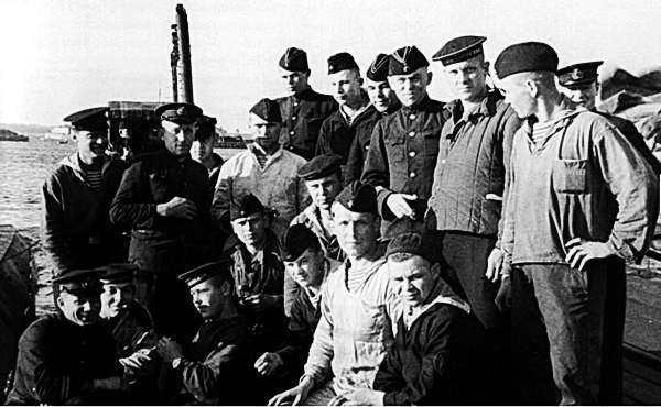 Моряки подводной лодки С-9 перед последним боевым походом. 1943 г.