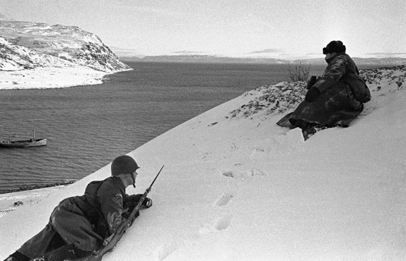 Наблюдатели на полуострове Рыбачий. 1943 г.