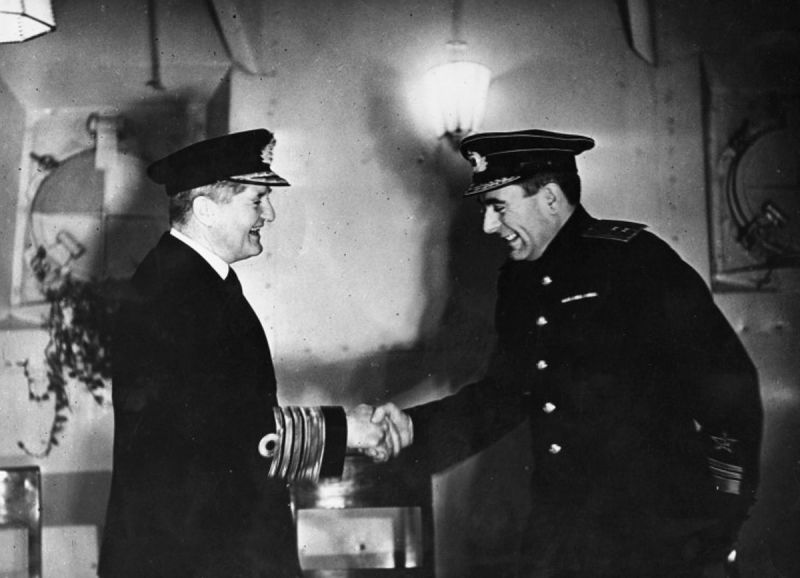 Командующий флотом метрополии британский адмирал Б. Фрейзер и командующий советским Северным флотом вице-адмирал А.Г. Головко после боя у мыса Нордкап. Декабрь 1943 г. 