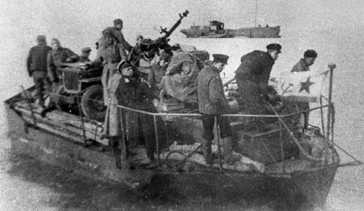 Перевозка техники в ходе Керченско-Эльтигенской десантной операции. 1943 г. 