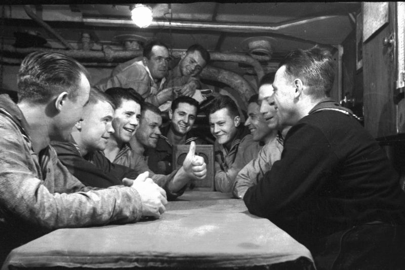Личный состав сторожевого корабля «Ураган» Северного флота в кубрике слушает по радио. 1944 г. 