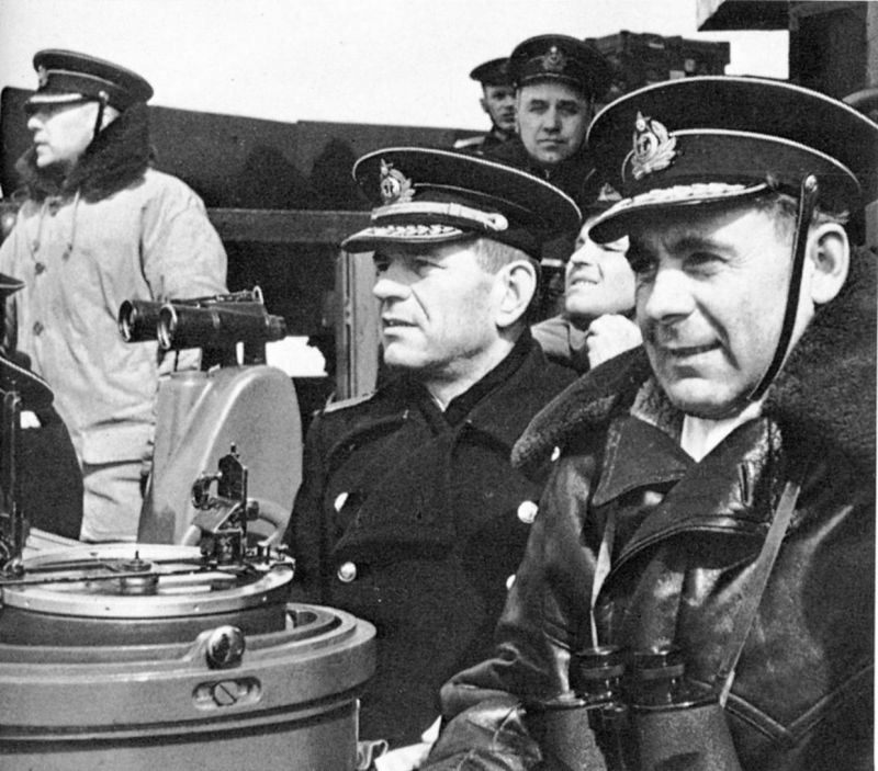Командующий Северным флотом адмирал Арсений Головко и капитан 1-го ранга Виталий Фокин на ходовом мостике корабля в боевом походе. 1944 г. 
