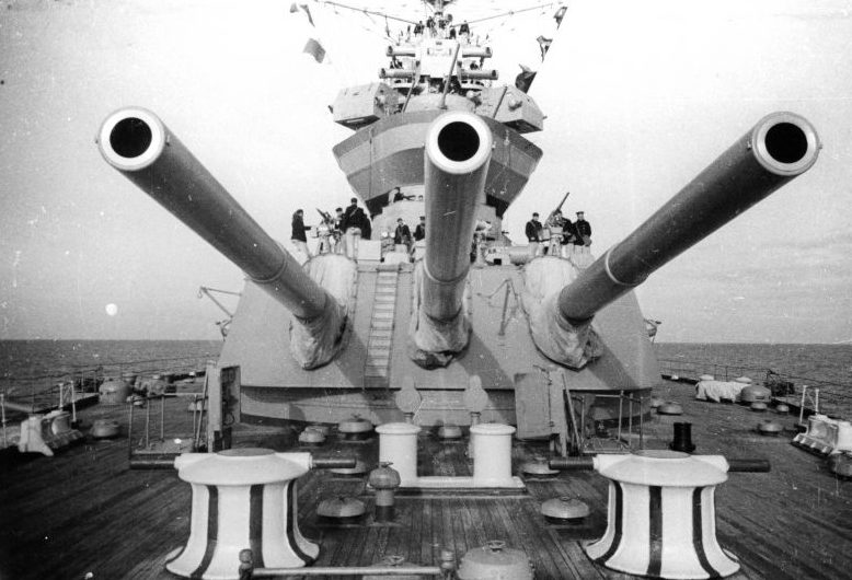 Орудия главного калибра линкора «Севастополь». 1943 г. 
