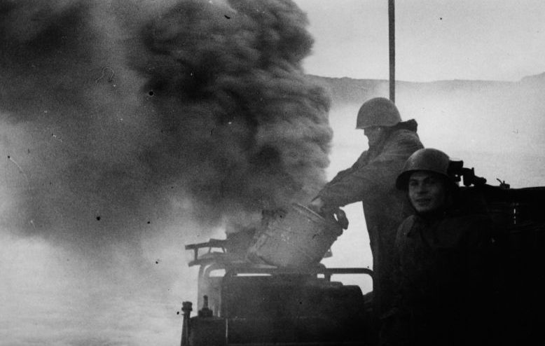 Моряки торпедного катера Северного флота ставят дымовую завесу. Баренцево море. 1944 г. 