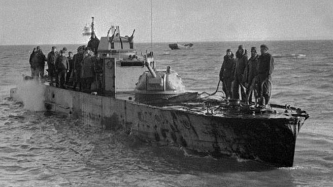 Бронекатер Азовской военной флотилии в Керченском проливе. 1943 г. 