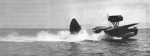 Летающая лодка МБР-2 идет на взлет. 1943 г.
