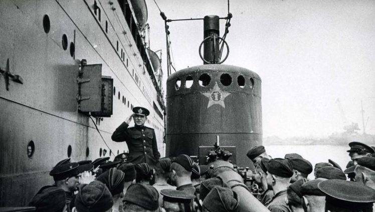 Капитан 1-го ранга В. Семин из политуправления Черноморского флота выступает перед экипажем подводной лодки Д-4. 1943 г. 