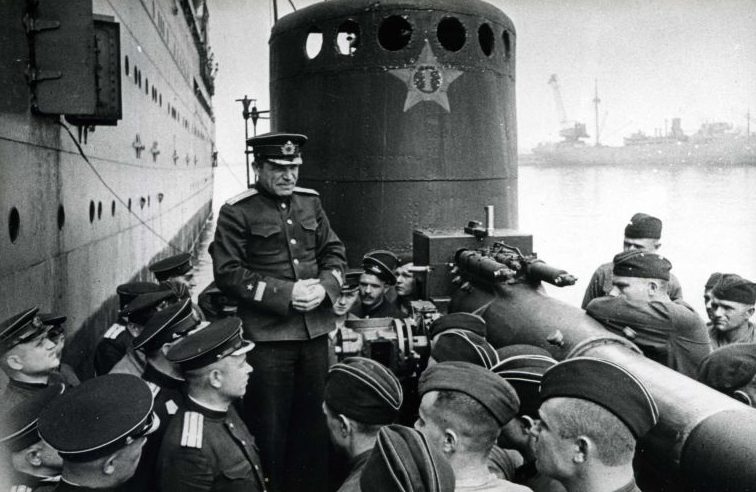 Капитан 1-го ранга В. Семин из политуправления Черноморского флота выступает перед экипажем подводной лодки Д-4. 1943 г. 