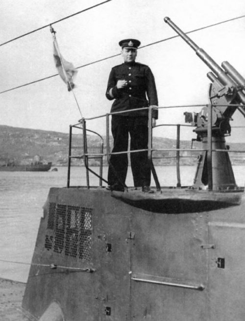 Командир подлодки Северного флота С-51 Иван Кучеренко у 45-мм орудия 21-К. 1944 г.
