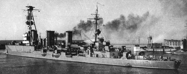 Легкий крейсер «Красный Крым», выходящий из порта Поти. 1943 г. 