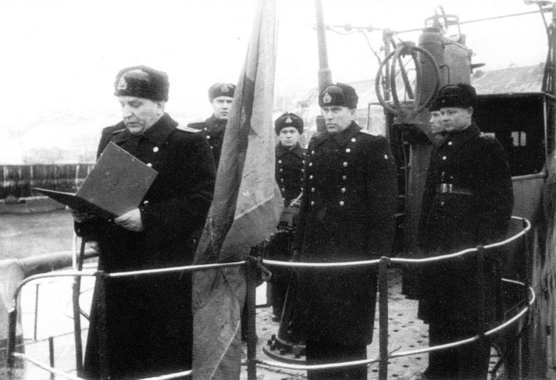 Вручение и подъем краснознаменного флага на подлодке С-51 после вручения. 1944 г. 
