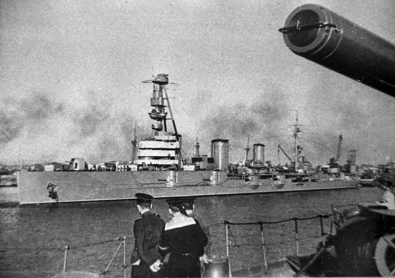 Легкий крейсер «Красный Крым», выходящий из порта Поти. 1943 г. 