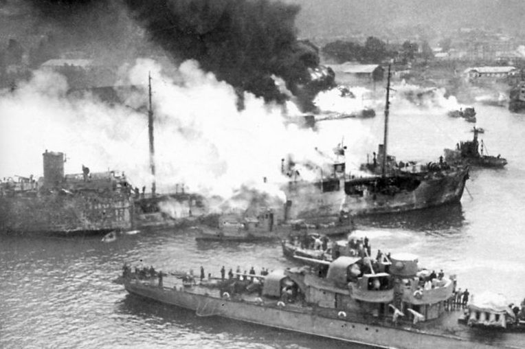 Пожары в порту Батуми после немецкого авианалета. 1943 г. 