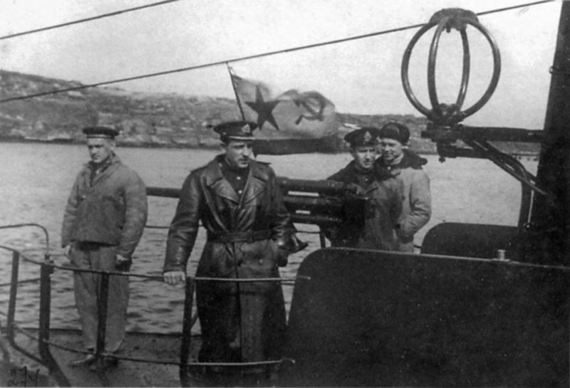 Командир подлодки С-104 капитан 3-го ранга Василий Тураев на мостике в Полярном. 1944 г. 