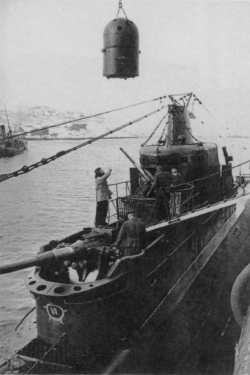 Погрузка мин на подводную лодку Северного флота К-21. 1944 г.