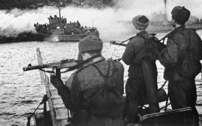 Десант морской пехоты Северного флота в Печенгской губе. 1944 г. 