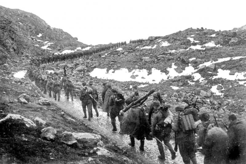 Морская пехота на марше через хребет Муста-Тунтури во время Петсамо-Киркенесской операции. 1944 г.