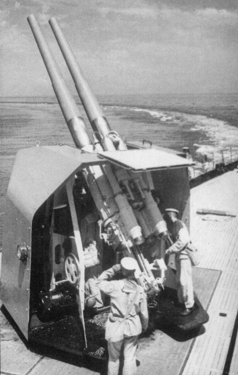 Моряки-артиллеристы крейсера «Красный Кавказ» у 100-мм двухорудийной зенитки «Минизини». 1943 г. 