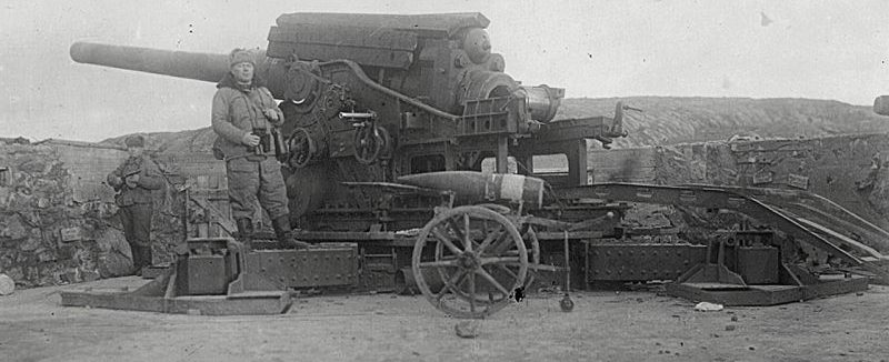 Немецкая береговая батарея, захваченная морскими пехотинцами в Линахамари. 1944 г.