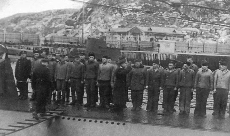 Построение экипажа подлодки С-104 после возвращения из боевого похода. 1944 г.