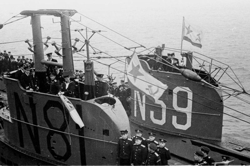 Торжественное построение английских и советских экипажей подводных лодок «Sunfish» и «Ursula». 1944 г. 