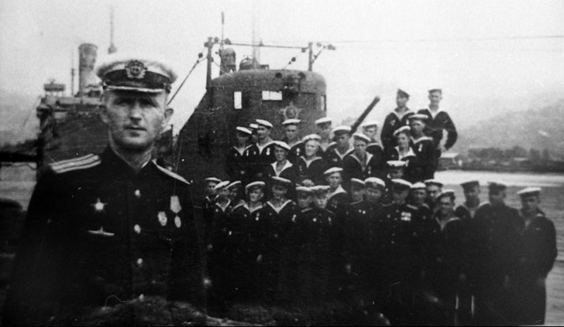 Командир подлодки Щ-201 капитан 3-го ранга Павел Парамошкин и его экипаж. 1943 г. 