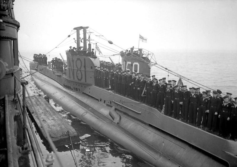 Торжественное построение английских и советских экипажей подводных лодок «Sunfish» и «Ursula». 1944 г. 