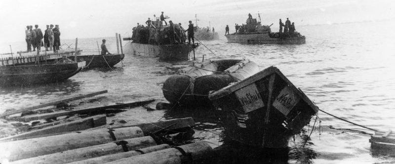 Бронекатера осуществляют высадку войск на берег Керченского пролива под Еникале в ходе Керченско-Эльтигенской десантной операции. 1943 г. 