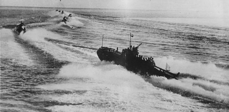 Торпедные катера типа Г-5 с десантом на борту выходят из базы. 1944 г. 