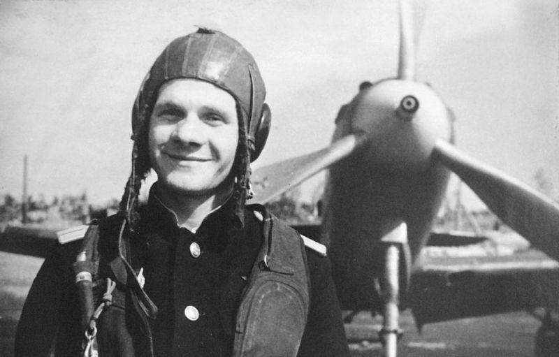 Летчик 2-го гвардейского истребительного авиаполка ВВС Северного флота гвардии старший лейтенант Николай Диденко у истребителя Р-39. 1944 г. 