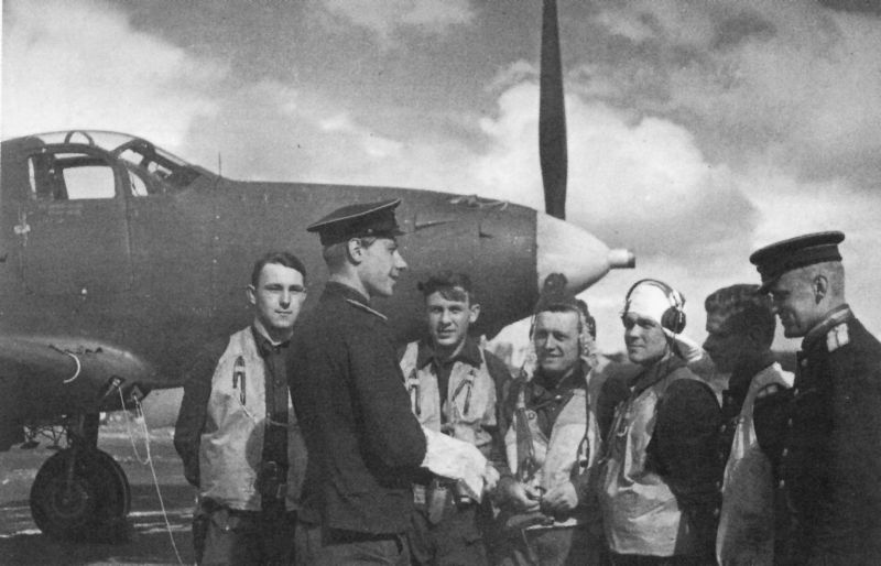 Летчики 1-й эскадрильи 255-го Краснознаменного истребительного авиаполка ВВС Северного флота. 1944 г. 