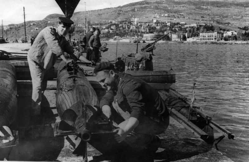 Оружейники Черноморского флота обслуживают торпеды перед погрузкой на ТКА типа Г-5. Ялта, 1944 г. 