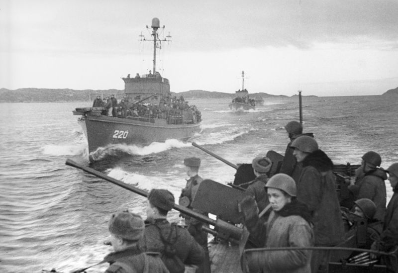 Корабли Северного флота с десантниками на пути к Киркенесу. 1944 г. 