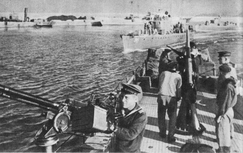 Катера типа МО-4 входят в порт Варна. 1944 г. 