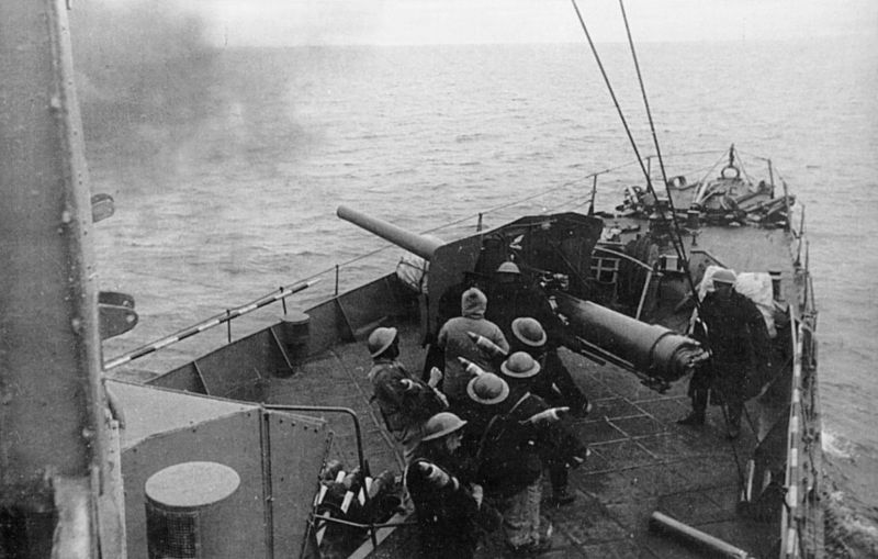 Расчет носового 102-мм орудия эсминца американской постройки типа «Town» ведет огонь по врагу. 1944 г. 