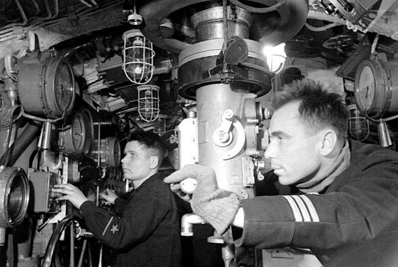 Герой Советского Союза, командир подводной лодки К-21 Н.А. Лунин у перископа.1944 г. 