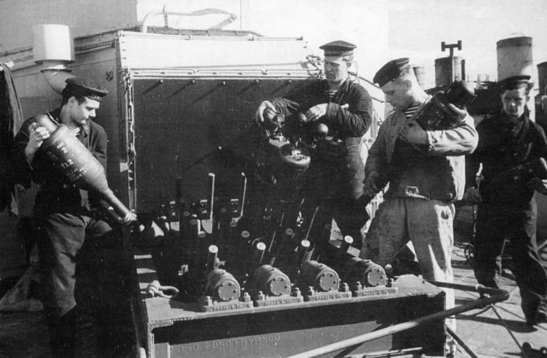 Заряжание многоствольной бомбометной установки «Хеджехог» на эсминце «Живучий». 1944 г. 