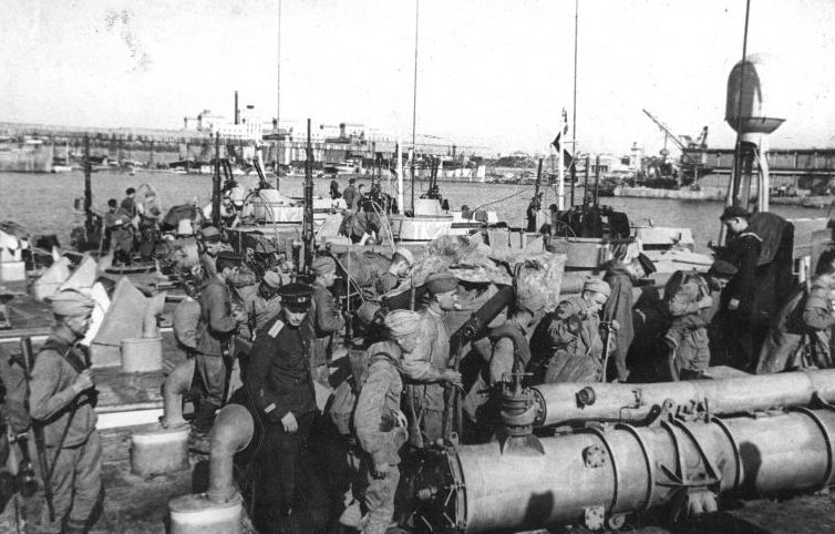 Прием десанта морской пехоты на торпедные катера в румынском порту Констанца. 1944 г. 