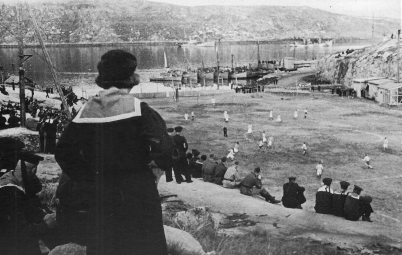 Зрители наблюдают за футбольным матчем на Северном флоте. 1945 г.