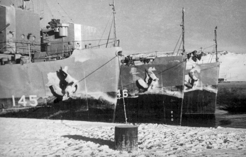 Тральщики Северного флота Т-118, Т-119 и Т-120 у причала в Полярном. 1945 г.