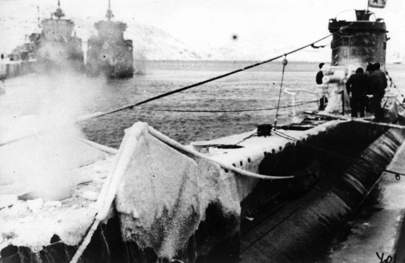 Подлодка Северного флота В-3 зимой у пирса №1 в Полярном. 1945 г. 