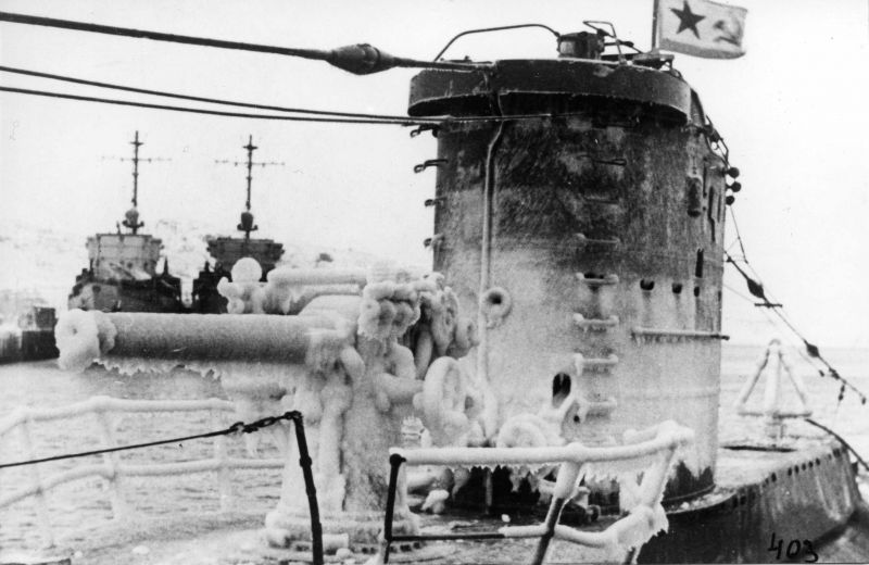 Подлодка Северного флота В-3 зимой у пирса №1 в Полярном. 1945 г. 