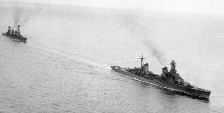 Легкие крейсера «Ворошилов» и «Красный Кавказ» следуют в кильватерном строю. 1944 г. 