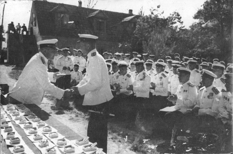 Командующий Черноморским флотом адмирал Октябрьский вручает награды офицерам-катерникам. 1944 г. 
